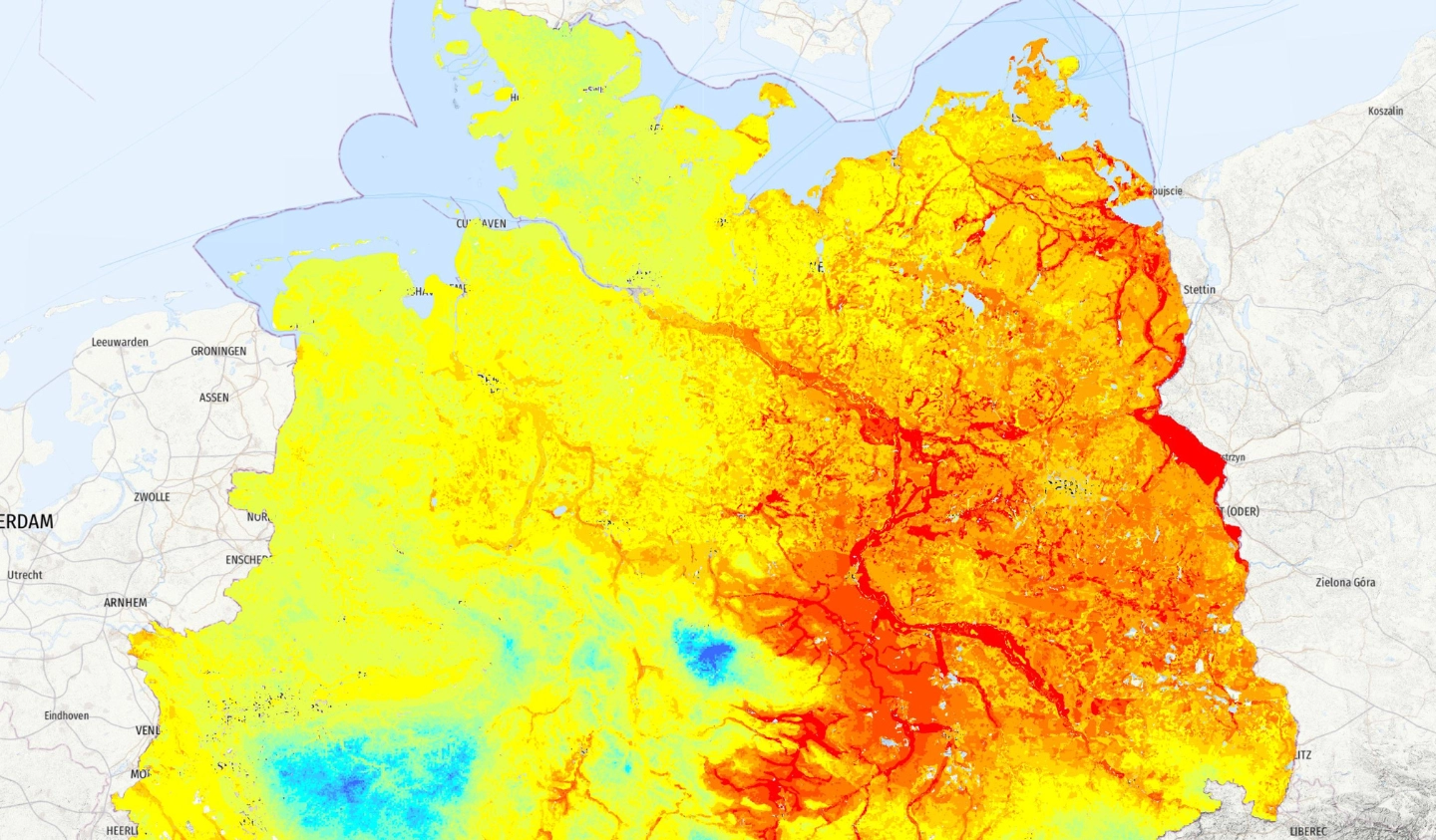 Deutschlandkarte mit farblicher Darstellung der Sickerwasserrate; deutlich erkennbare regionale Unterschiede mit hoher Versickerung im Südwesten (blau) und geringer Versickerung im Osten (rot).