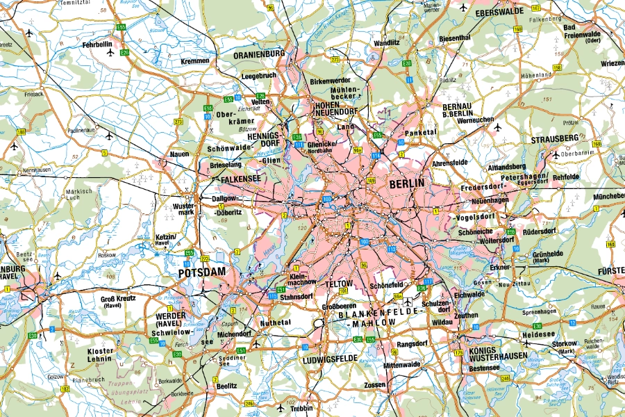 Topographische Übersichtskarte der Region Berlin und Potsdam mit Autobahnen, Städten und Gewässern