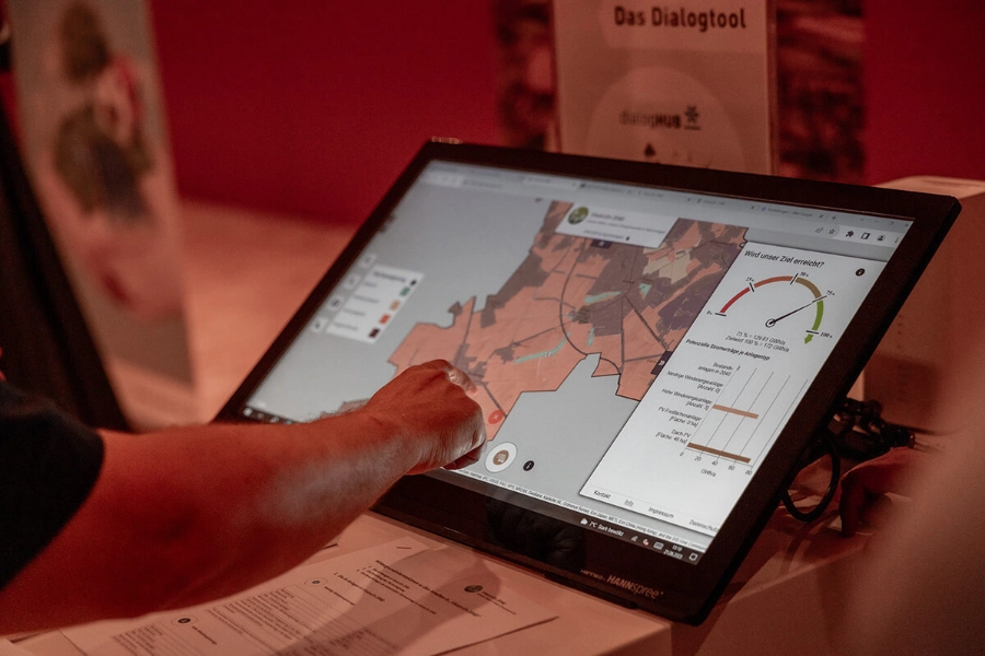 Anwendung des Vision:En 2040 Dialogtools auf einem Touchscreen bei einer Beteiligungsveranstaltung