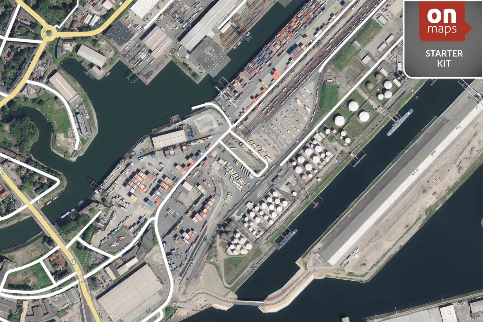 Luftbild eines Containerterminals mit Hafenbecken, Tanklager und Schleusenanlage