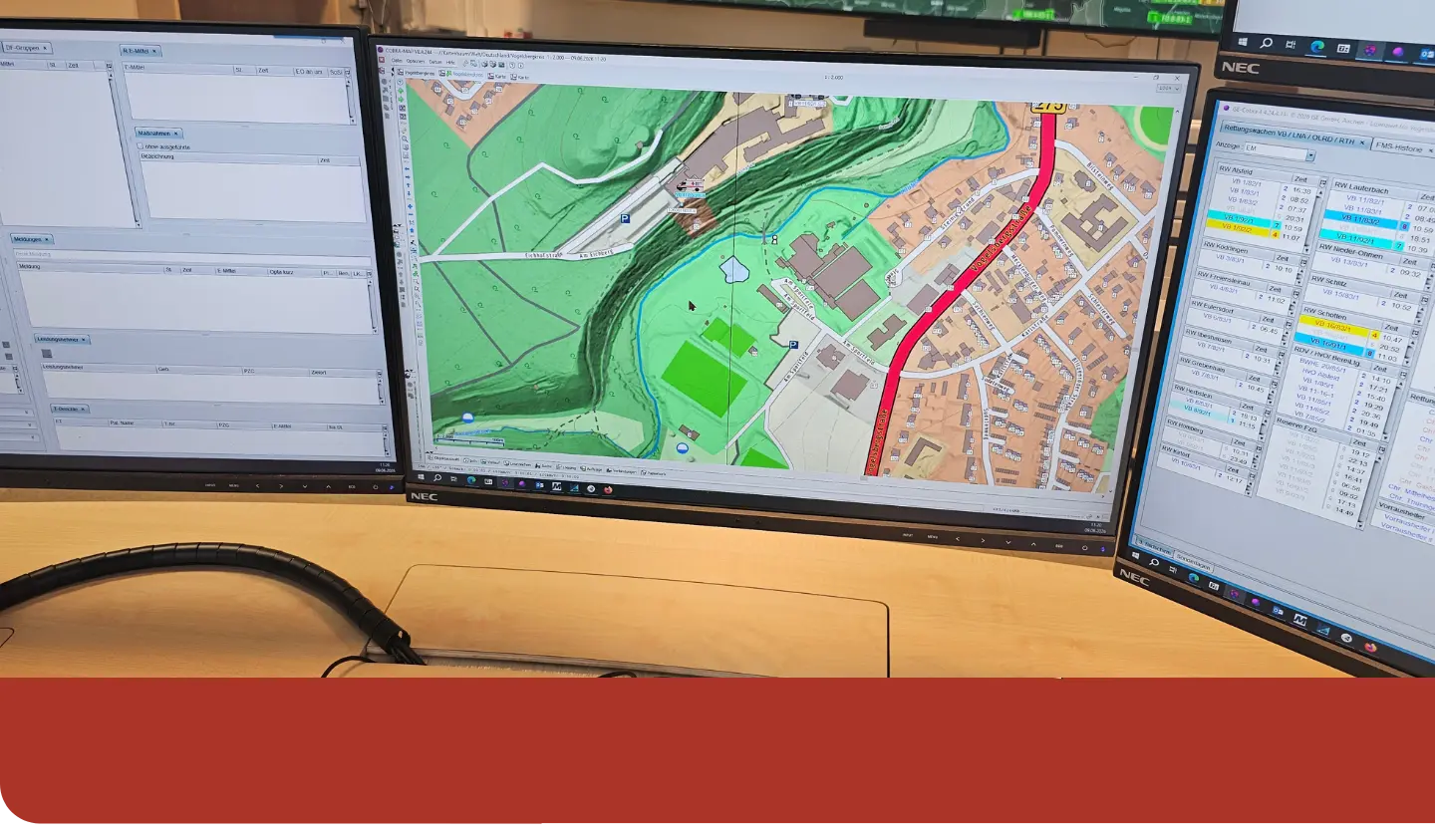 Monitorarbeitsplatz einer BOS-Leitstelle mit digitaler Einsatzkarte und Geodaten für die Einsatzkoordination