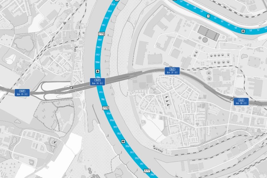 Kilometrierung der Autobahn A40 zwischen Kilometer 35 und 38 mit Wasserstraßen-Kilometrierung am Flussübergang