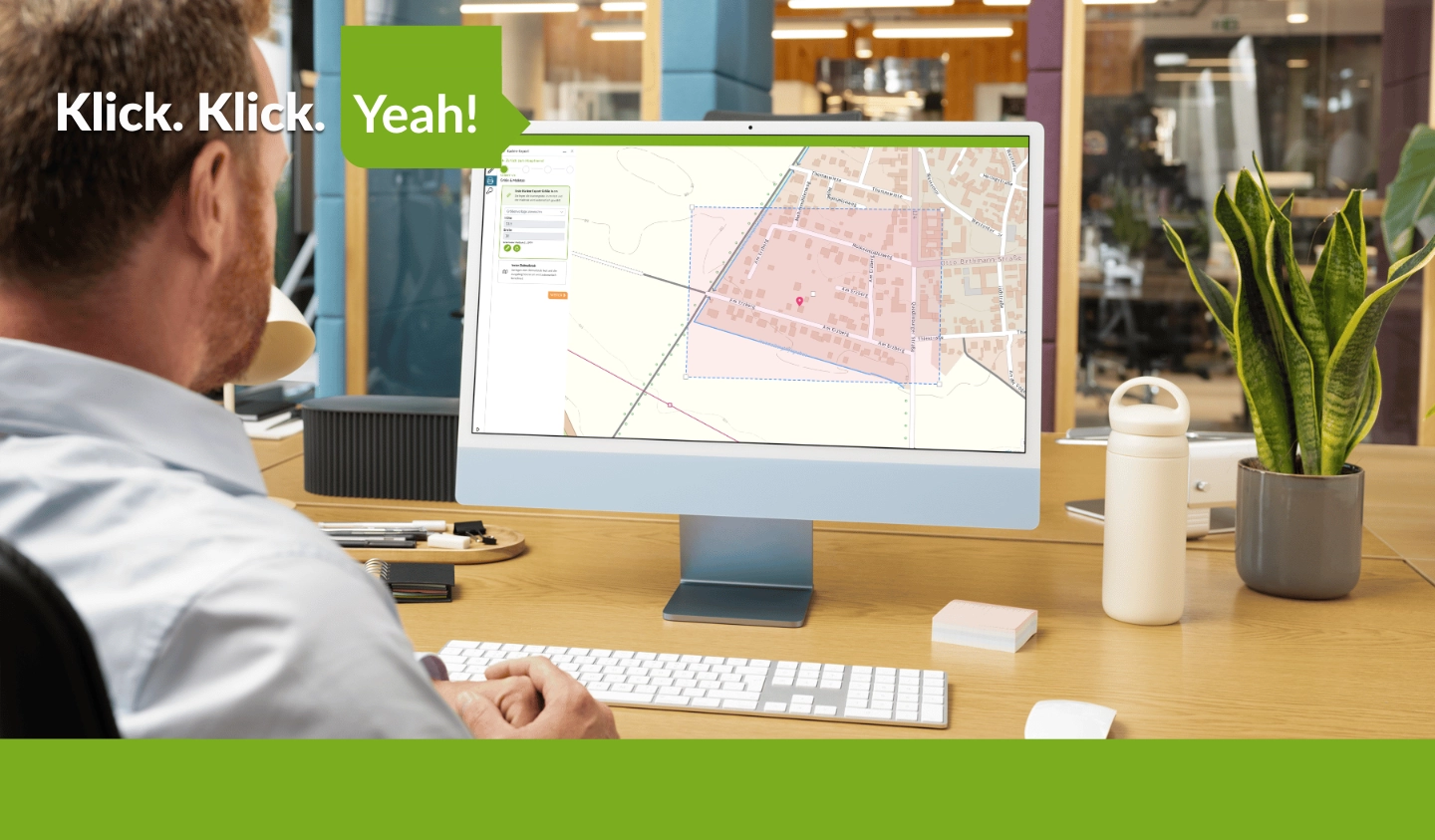 Mann am Schreibtisch exportiert eine Karte im onmapsViewer am Bildschirm – Klick. Klick. Yeah!