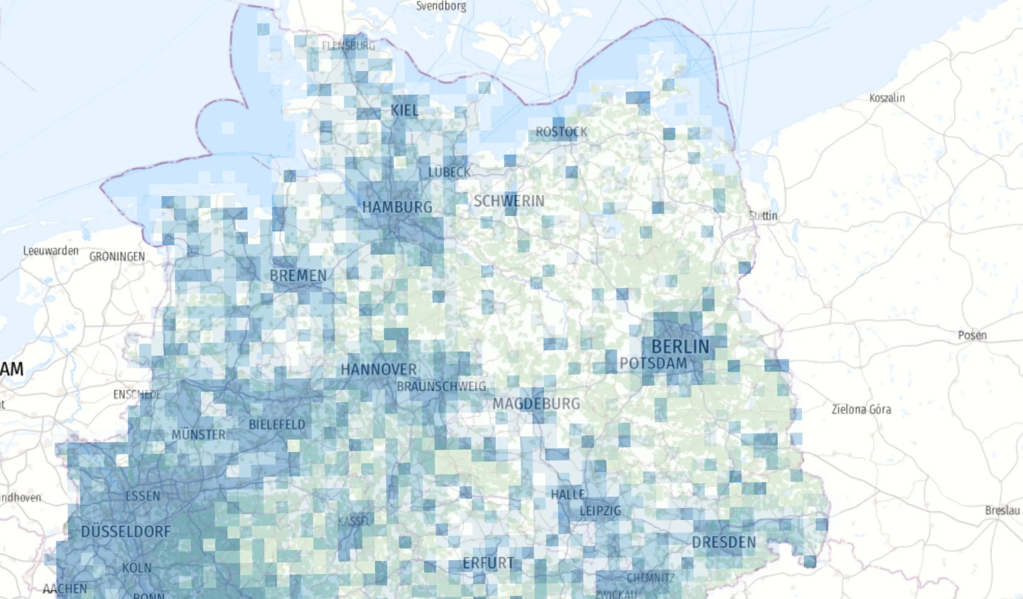 Deutschlandkarte im 10-km-Gitter mit flächendeckender Darstellung auf Basis des Zensus 2022; visuell differenziert durch Blautöne zur Darstellung räumlicher Bevölkerungs- oder Strukturmerkmale.