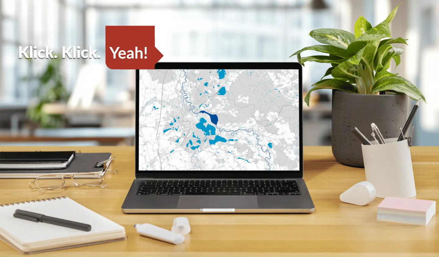 Historische ATKIS-Gewässerdaten auf einem Laptopbildschirm für GIS-Analysen und Umweltplanung
