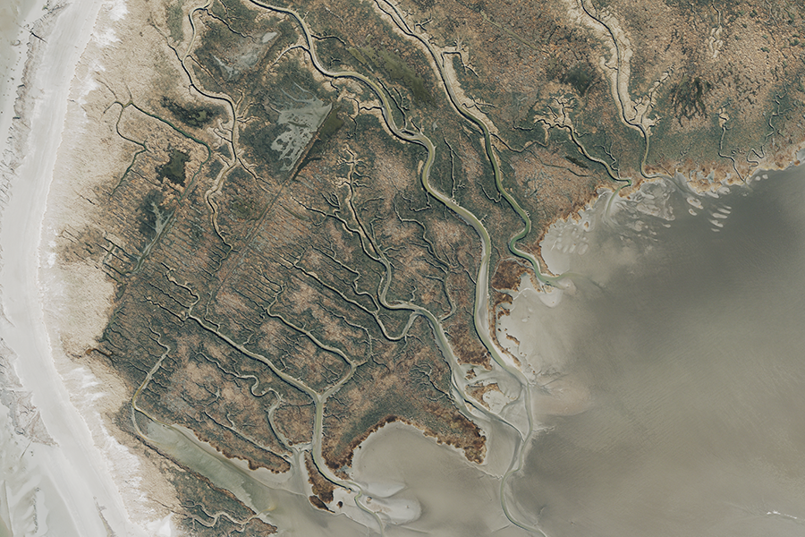 RGB-Luftaufnahme einer typischen Wattlandschaft bei Niedrigwasser Luftbild einer Wattlandschaft mit Schlickflächen, Wasserläufen und Strukturmustern