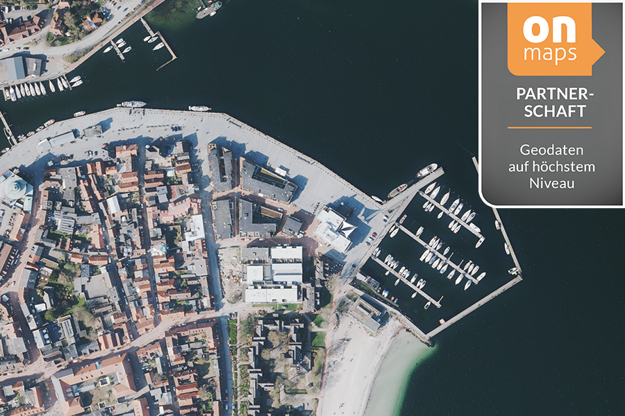 RGB-Luftbild des Eckernförder Hafens mit maritimer Infrastruktur Luftbildaufnahme des Hafens von Eckernförde mit Anlegestellen und Uferbereich