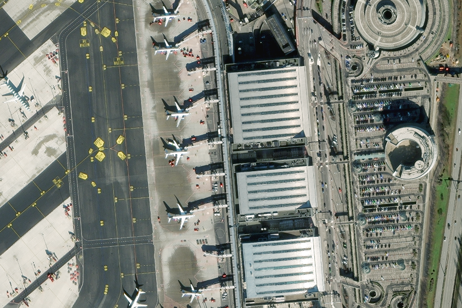 RGB-Luftaufnahme des Flughafens Hamburg mit erkennbaren Flugzeugen und Infrastruktur Luftbild des Hamburger Flughafens mit Flugzeugen auf dem Rollfeld