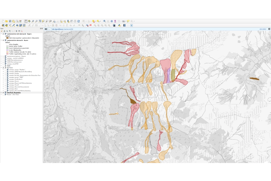 Lawinenkataster Bayern in QGIS: überwachte Lawinenstriche nach Trefferhäufigkeit (rot regelmäßig, orange seltener, violett Staubwolke, grün geschützt) und nicht überwachte Lawinenstriche in Braun auf grauer Hintergrundkarte, links die Legende