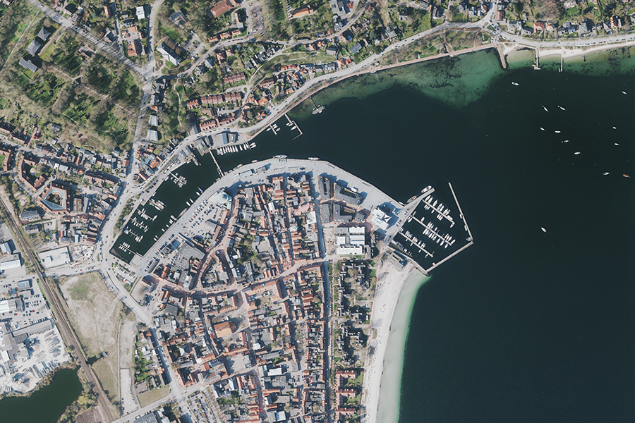 RGB-Luftbild des Eckernförder Hafens mit maritimer Infrastruktur Luftbildaufnahme des Hafens von Eckernförde mit Anlegestellen und Uferbereich