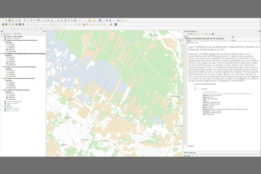 Feldblöcke in QGIS mit eingeblendeter Layerbeschreibung zu landwirtschaftlichen Nutzflächen