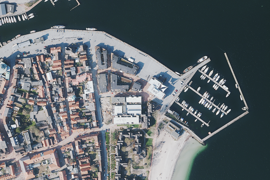 Hochauflösende RGB-Detailaufnahme des Sportboothafens und der Mole in Eckernförde Detail-Luftbild des Sportboothafens und der Mole in Eckernförde mit Booten und Stegen